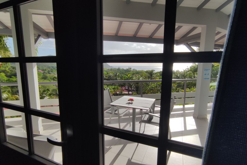 La terrasse avec une vue sur la mer